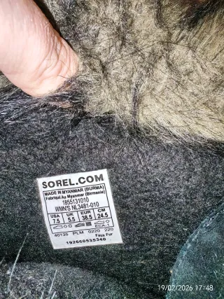 Botas de nieve Sorel negras y beige