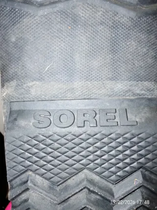 Botas de nieve Sorel negras y beige