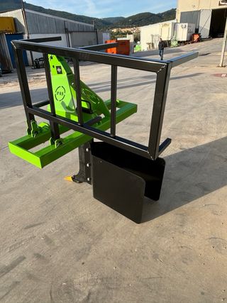 Plantadora de árboles con bandeja