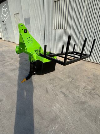 Plantadora de árboles con bandeja