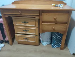 Tocador con espejo y mesita de noche