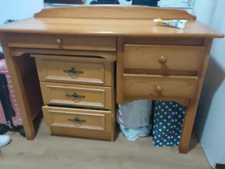 Tocador con espejo y mesita de noche