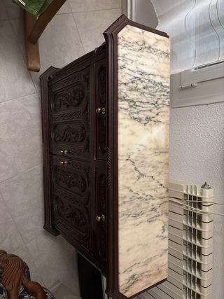 Mueble de madera con encimera de mármol