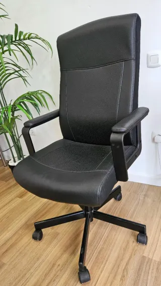 Silla de oficina negra