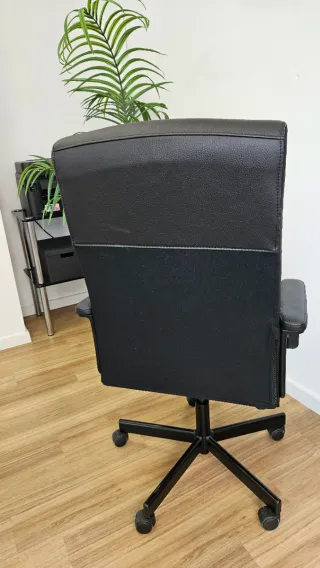 Silla de oficina negra