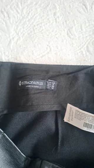 Falda negra con abertura