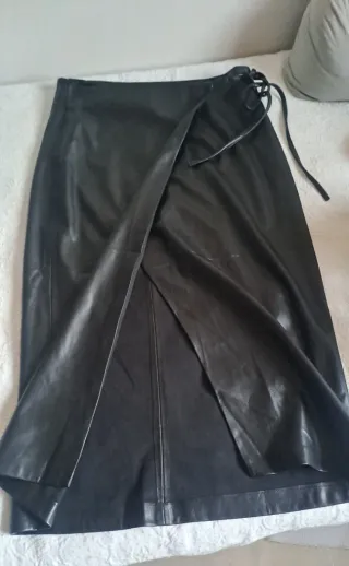 Falda negra con abertura