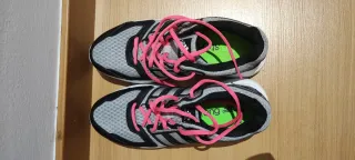 Zapatillas running Adidas grises y rosas