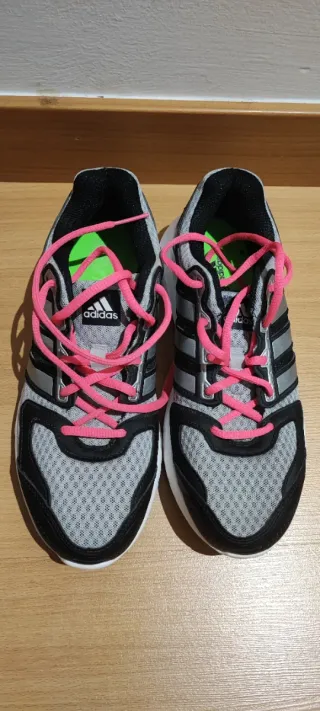 Zapatillas running Adidas grises y rosas