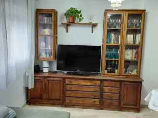 Mueble salón madera vitrinas