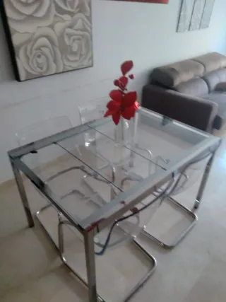 Mesa de cristal y 4 sillas metraquilato