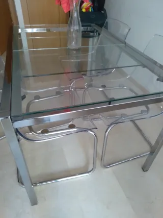 Mesa de cristal y 4 sillas metraquilato