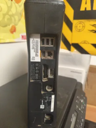 Xbox 360 Negra sin cables ni mando.