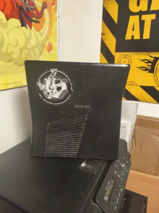 Xbox 360 Negra sin cables ni mando.