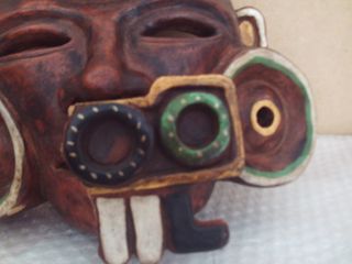 Máscara de barro artesanal