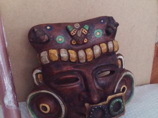 Máscara de barro artesanal
