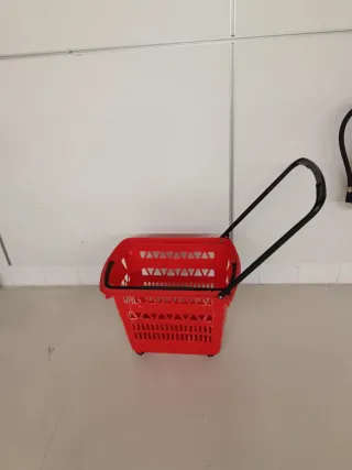 Cesta de supermercado roja con ruedas