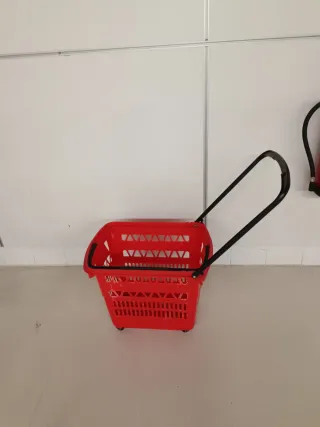 Cesta de supermercado roja con ruedas