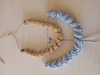 Collar tejido con perlas