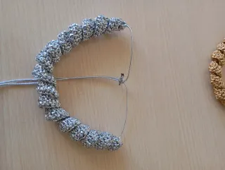 Collar tejido con perlas