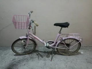Bicicleta rosa con cesta