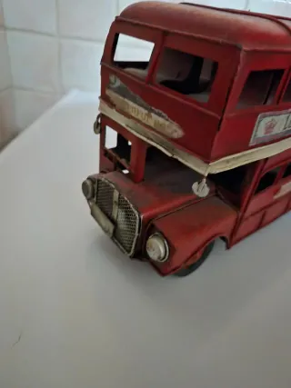 Juguetes antiguos: bus, coche, bici