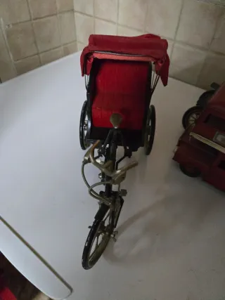 Juguetes antiguos: bus, coche, bici