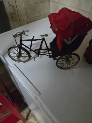 Juguetes antiguos: bus, coche, bici