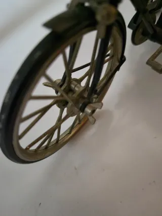 Juguetes antiguos: bus, coche, bici