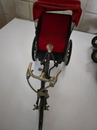 Juguetes antiguos: bus, coche, bici