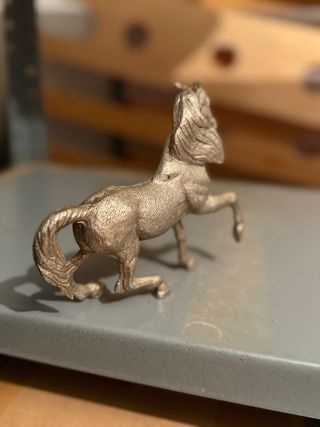Figura de caballo metálica