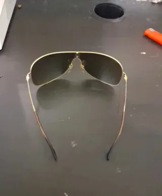 Gafas de sol Ray-Ban negras y doradas