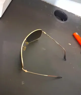 Gafas de sol Ray-Ban negras y doradas