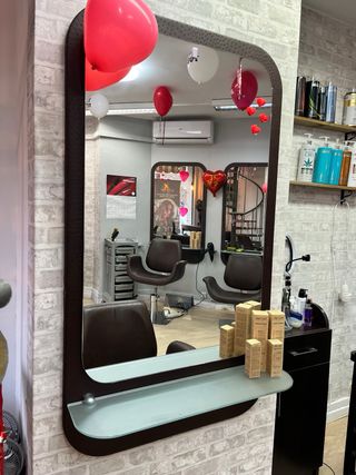 Mobiliario peluquería marrón