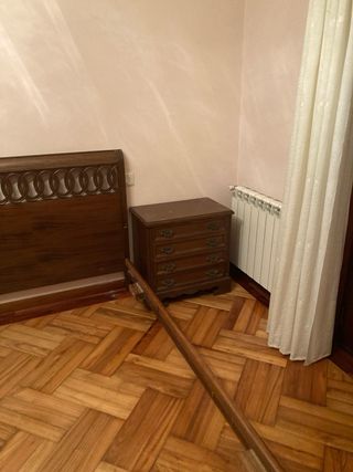 Cama y mesitas de noche de madera