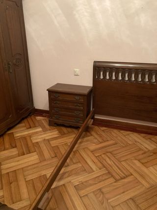 Cama y mesitas de noche de madera