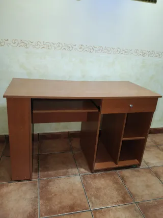 Escritorio de madera marrón