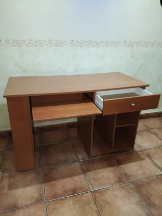 Escritorio de madera marrón