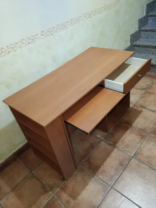 Escritorio de madera marrón