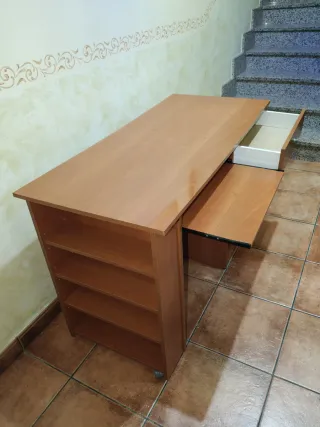 Escritorio de madera marrón
