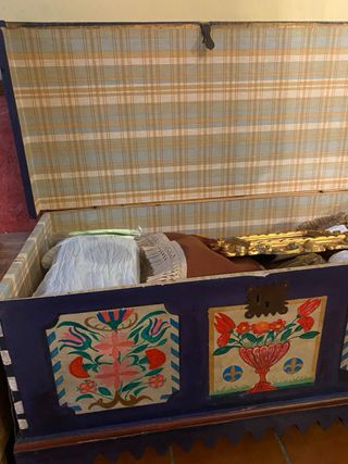 Baúl antiguo arte popular .