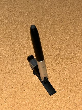 Bolígrafo con soporte para móvil y linterna