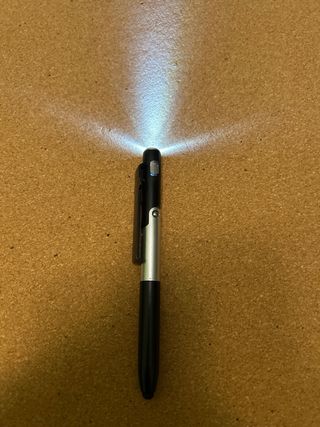 Bolígrafo con soporte para móvil y linterna