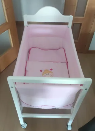 Minicuna rosa con estampado infantil