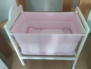 Minicuna rosa con estampado infantil