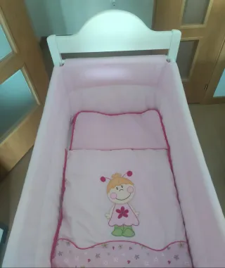 Minicuna rosa con estampado infantil