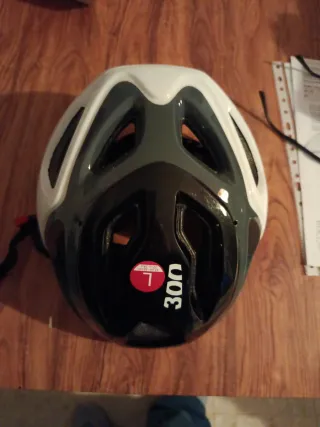 Casco, guantes y gafas de ciclismo