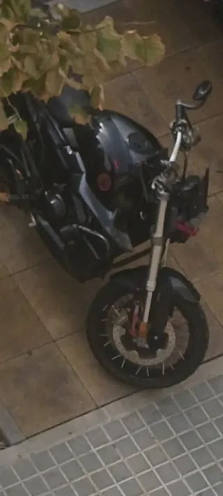 Moto Naked Negra y Roja zontes g1 2022 17 klm