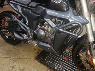 Moto Naked Negra y Roja zontes g1 2022 17 klm