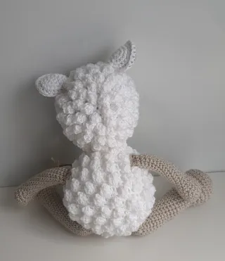 Oveja Amigurumi crochet hecha a mano
